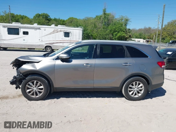 2017 Kia Sorento LX with VIN 5XYPG4A35HG189017, listed as a IAAI auction lot 41829860 with 116,810 mi miles. Bid and sale history available at carsss.com. Image 14.