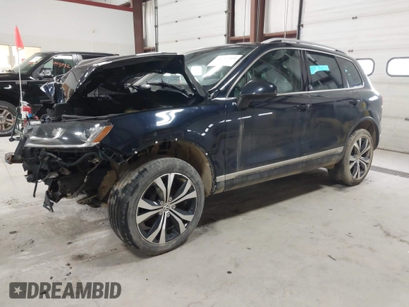 2017 Volkswagen Touareg Wolfsburg Edition z VIN WVGRF7BP0HD003232, wystawiony jako IAAI lot #41985161 z przebiegiem 165 850 mil mil oraz . Historia ofert i sprzedaży dostępna na DreamBid. Obrazek 2.