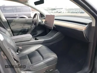 2021 Tesla Model Y Standard Range z VIN 5YJYGDED2MF118205, wystawiony jako IAAI lot #41785040 z przebiegiem 63 628 mil mil oraz . Historia ofert i sprzedaży dostępna na DreamBid. Obrazek 5.