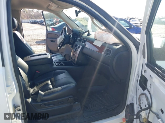 2014 GMC Yukon XL SLT with VIN 1GKS1KE09ER116590, listed as a IAAI auction lot 41459319 with 246,958 mi miles. Bid and sale history available at carsss.com. Image 5.