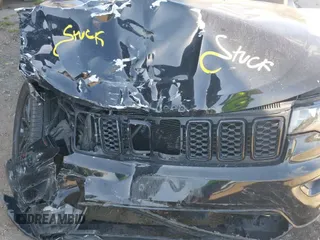 2017 Jeep Grand Cherokee Laredo z VIN 1C4RJFAG3HC922128, wystawiony jako IAAI lot #43372069 z przebiegiem 63 932 mil mil oraz . Historia ofert i sprzedaży dostępna na DreamBid. Obrazek 20.