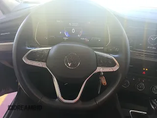 2024 Volkswagen Jetta S z VIN 3VW5M7BU5RM054887, wystawiony jako IAAI lot #42852694 z przebiegiem 25 677 mil mil oraz . Historia ofert i sprzedaży dostępna na DreamBid. Obrazek 25.