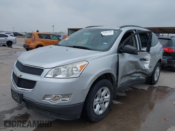 2012 Chevrolet Traverse LS z VIN 1GNKRFED2CJ354122, wystawiony jako IAAI lot #42267587 z przebiegiem 43 585 mil mil oraz . Historia ofert i sprzedaży dostępna na DreamBid. Obrazek 2.