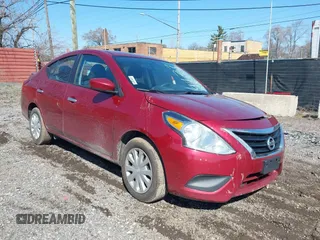 2019 Nissan Versa SV z VIN 3N1CN7AP9KL859437, wystawiony jako IAAI lot #42017873 z przebiegiem 156 485 mil mil oraz . Historia ofert i sprzedaży dostępna na DreamBid. Obrazek 1.