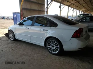 2010 Volvo S40 z VIN YV1382MS0A2488945, wystawiony jako Copart lot #60099445 z przebiegiem 191 381 mil mil oraz Szkoda całkowita • Salvage title. Historia ofert i sprzedaży dostępna na DreamBid. Obrazek 2.