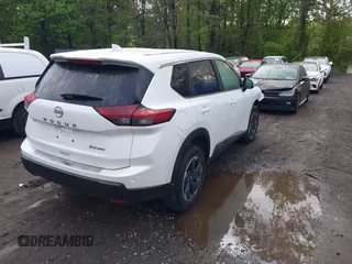 2024 Nissan Rogue SV z VIN 5N1BT3BB3RC751536, wystawiony jako IAAI lot #42165715 z przebiegiem 4797 mil mil oraz . Historia ofert i sprzedaży dostępna na DreamBid. Obrazek 4.