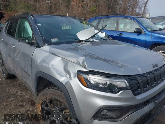 2022 Jeep Compass Latitude with VIN 3C4NJDBB4NT197015, listed as a IAAI auction lot 41182504 with 61,498 mi miles and . Bid and sale history available at DreamBid. Image 6.