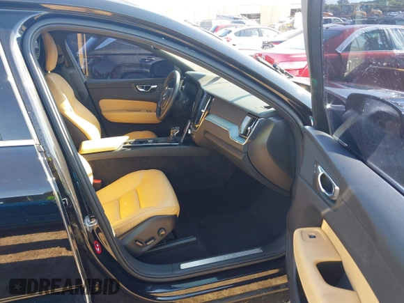 2018 Volvo XC60 Momentum with VIN YV4A22RK3J1040015, listed as a IAAI auction lot 42098399 with 57,130 mi miles and . Bid and sale history available at DreamBid. Image 5.