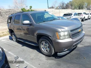 2013 Chevrolet Tahoe LT z VIN 1GNSCBE01DR101996, wystawiony jako IAAI lot #41818754 z przebiegiem 125 554 mil mil oraz . Historia ofert i sprzedaży dostępna na DreamBid. Obrazek 1.