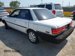 1990 Toyota Camry z VIN JT2SV21E9L0352085, wystawiony jako IAAI lot #42419588 z przebiegiem 138 425 mil mil oraz . Historia ofert i sprzedaży dostępna na DreamBid. Obrazek 3.