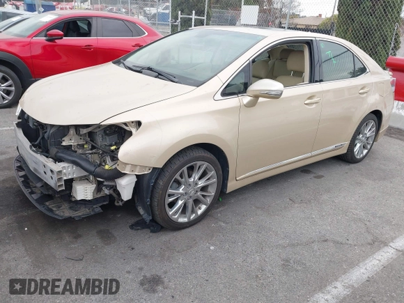 2010 Lexus HS 250h z VIN JTHBB1BA5A2001390, wystawiony jako IAAI lot #41461395 z przebiegiem 140 654 mil mil oraz . Historia ofert i sprzedaży dostępna na DreamBid. Obrazek 18.