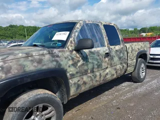 2005 Chevrolet Silverado 1500 Work Truck z VIN 1GCEK19V15Z101751, wystawiony jako IAAI lot #42387202 z przebiegiem 332 808 mil mil oraz . Historia ofert i sprzedaży dostępna na DreamBid. Obrazek 6.