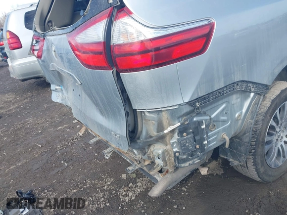 2019 Toyota Sienna XLE Auto Access Seat with VIN 5TDYZ3DC1KS002323, listed as a IAAI auction lot 41677879 with 86,470 mi miles. Bid and sale history available at carsss.com. Image 19.