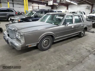 1988 Lincoln Town Car with VIN 1LNBM81F2JY843033, listed as a Copart auction lot 82252834 with 32,269 mi miles and Clean Title. Bid and sale history available at carsss.com. Image 1.