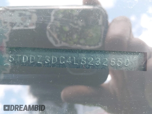 2020 Toyota Sienna XLE z VIN 5TDDZ3DC4LS232650, wystawiony jako IAAI lot #42332566 z przebiegiem 141 971 mil mil oraz . Historia ofert i sprzedaży dostępna na DreamBid. Obrazek 9.