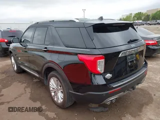 2022 Ford Explorer King Ranch z VIN 1FM5K8LC5NGA34787, wystawiony jako IAAI lot #42066427 z przebiegiem 82 945 mil mil oraz . Historia ofert i sprzedaży dostępna na DreamBid. Obrazek 3.