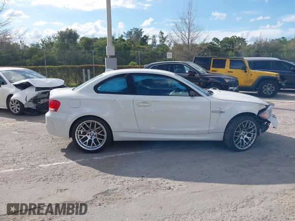 2011 BMW 1 Series M z VIN WBSUR9C56BVP76005, wystawiony jako IAAI lot #41399359 z przebiegiem 31 970 mil mil oraz . Historia ofert i sprzedaży dostępna na DreamBid. Obrazek 14.
