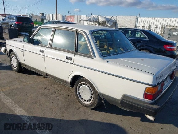 1990 Volvo 240 z VIN YV1AA8846L1429028, wystawiony jako IAAI lot #41370630 z przebiegiem 132 354 mil mil oraz . Historia ofert i sprzedaży dostępna na DreamBid. Obrazek 3.