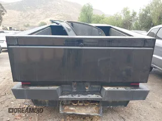2024 Tesla Cybertruck z VIN 7G2CEHED6RA048460, wystawiony jako IAAI lot #42433721 z przebiegiem 8 019 mil mil oraz . Historia ofert i sprzedaży dostępna na DreamBid. Obrazek 17.