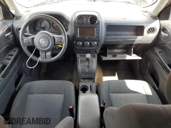 2015 Jeep Patriot Altitude z VIN 1C4NJRBB2FD135164, wystawiony jako Copart lot #56662475 z przebiegiem 186 663 mil mil oraz Szkoda całkowita • Salvage title. Historia ofert i sprzedaży dostępna na DreamBid. Obrazek 8.