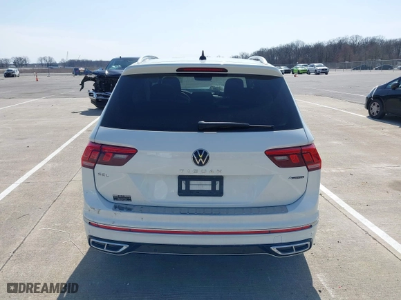 2022 Volkswagen Tiguan SEL R-Line with VIN 3VV4B7AX5NM109074, listed as a IAAI auction lot 41811750 with 29,069 mi miles. Bid and sale history available at carsss.com. Image 17.