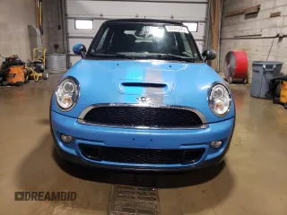 2013 MINI Hardtop S z VIN WMWSV3C54DT388614, wystawiony jako Copart lot #60565225 z przebiegiem 86 138 mil mil oraz Czysty tytuł • Clean title. Historia ofert i sprzedaży dostępna na DreamBid. Obrazek 5.