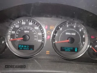 2007 Jeep Commander Sport z VIN 1J8HG48P17C545682, wystawiony jako IAAI lot #41369706 z przebiegiem 187 900 mil mil oraz . Historia ofert i sprzedaży dostępna na DreamBid. Obrazek 7.