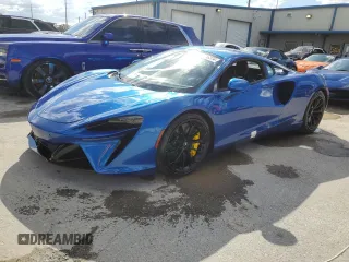 2024 McLaren Artura z VIN SBM16AEA2RW002389, wystawiony jako Copart lot #74246334 z przebiegiem 1374 mil mil oraz Nie do naprawy. Historia ofert i sprzedaży dostępna na DreamBid. Obrazek 1.