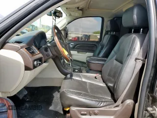 2010 Cadillac Escalade ESV Platinum Edition z VIN 1GYUKKEF9AR216912, wystawiony jako Copart lot #60753095 z przebiegiem 143 448 mil mil oraz Czysty tytuł • Clean title. Historia ofert i sprzedaży dostępna na DreamBid. Obrazek 7.