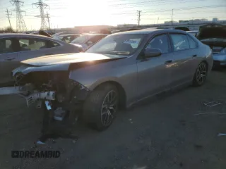 2023 BMW i7 xDrive60 z VIN WBY53EJ01PCM58257, wystawiony jako Copart lot #88787085 z przebiegiem Nie podano mil oraz Szkody całkowita. Historia ofert i sprzedaży dostępna na DreamBid. Obrazek 1.