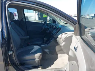 2015 Chevrolet Sonic LTZ z VIN 1G1JE5SB7F4101368, wystawiony jako IAAI lot #41742156 z przebiegiem 143 865 mil mil oraz . Historia ofert i sprzedaży dostępna na DreamBid. Obrazek 5.