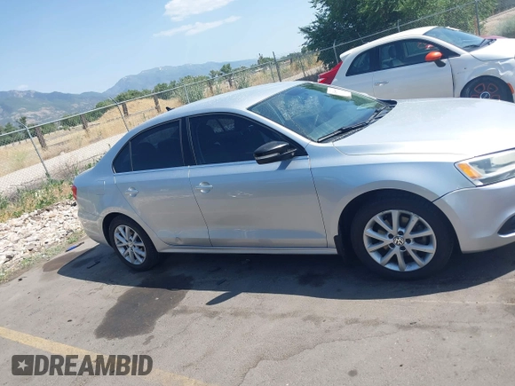 2014 Volkswagen Jetta SE z VIN 3VWD17AJ6EM234451, wystawiony jako IAAI lot #42544809 z przebiegiem 140 009 mil mil oraz . Historia ofert i sprzedaży dostępna na DreamBid. Obrazek 14.