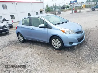 2013 Toyota Yaris L z VIN JTDKTUD35DD568352, wystawiony jako IAAI lot #42418710 z przebiegiem 112 257 mil mil oraz . Historia ofert i sprzedaży dostępna na DreamBid. Obrazek 1.