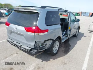 2014 Toyota Sienna XLE z VIN 5TDYK3DC0ES451307, wystawiony jako IAAI lot #42093569 z przebiegiem 105 721 mil mil oraz . Historia ofert i sprzedaży dostępna na DreamBid. Obrazek 4.