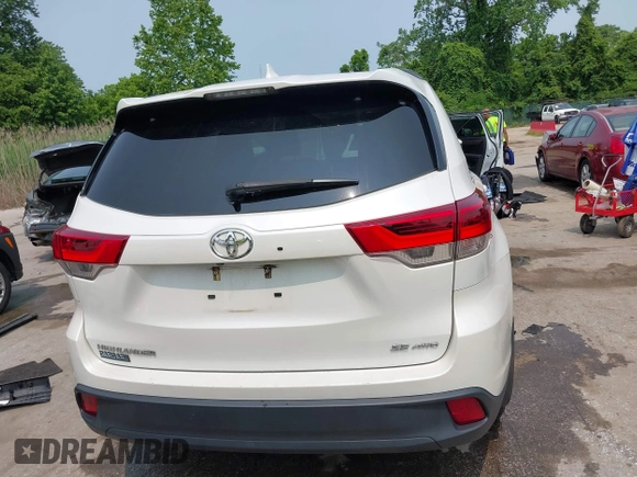 2017 Toyota Highlander XLE z VIN 5TDJZRFH0HS417638, wystawiony jako IAAI lot #42396180 z przebiegiem 101 377 mil mil oraz . Historia ofert i sprzedaży dostępna na DreamBid. Obrazek 16.