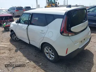 2024 Kia Soul S with VIN KNDJ23AUXR7227864, listed as a IAAI auction lot 42085723 with 28,767 mi miles and . Bid and sale history available at DreamBid. Image 3.
