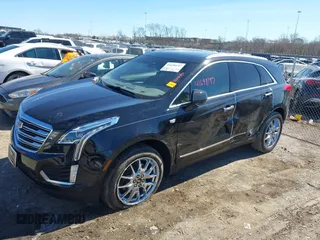 2017 Cadillac XT5 Premium Luxury FWD z VIN 1GYKNCRS8HZ127001, wystawiony jako IAAI lot #41698197 z przebiegiem 120 978 mil mil oraz . Historia ofert i sprzedaży dostępna na DreamBid. Obrazek 17.