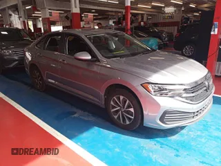 2024 Volkswagen Jetta S с VIN 3VW5M7BU5RM077151, выставлен на аукционе IAAI как лот 42751173 с пробегом 19 887 миль миль и . История ставок и продаж доступна на DreamBid. Изображение 1.