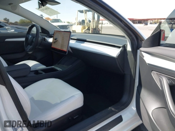 2023 Tesla Model 3 Performance z VIN 5YJ3E1EC7PF432748, wystawiony jako IAAI lot #41841913 z przebiegiem 36 043 mil mil oraz . Historia ofert i sprzedaży dostępna na DreamBid. Obrazek 5.