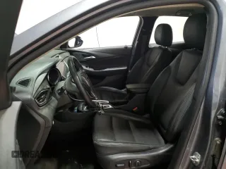 2021 Buick Encore GX Essence z VIN KL4MMGSL3MB170153, wystawiony jako Copart lot #52774345 z przebiegiem 81 292 mil mil oraz Szkoda całkowita • Salvage title. Historia ofert i sprzedaży dostępna na DreamBid. Obrazek 7.