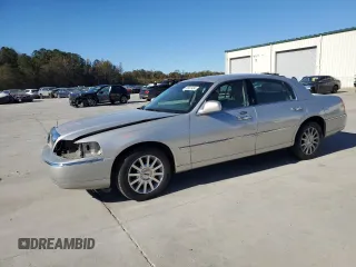 2007 Lincoln Town Car Signature z VIN 1LNHM81VX7Y629322, wystawiony jako Copart lot #82881484 z przebiegiem 187 835 mil mil oraz Szkoda całkowita • Salvage title. Historia ofert i sprzedaży dostępna na DreamBid. Obrazek 1.
