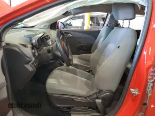 2012 Chevrolet Sonic LS z VIN 1G1JA5SHXC4115017, wystawiony jako Copart lot #54896935 z przebiegiem 167 219 mil mil oraz Szkoda całkowita • Salvage title. Historia ofert i sprzedaży dostępna na DreamBid. Obrazek 7.