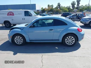 2015 Volkswagen Beetle Fleet Edition z VIN 3VWF17AT6FM639589, wystawiony jako IAAI lot #42538753 z przebiegiem 104 935 mil mil oraz . Historia ofert i sprzedaży dostępna na DreamBid. Obrazek 14.