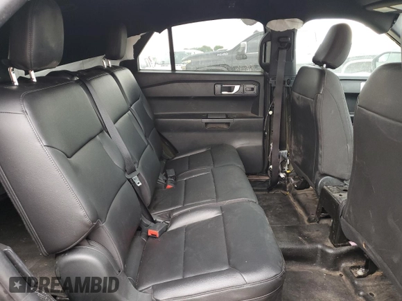 2022 Ford Police Interceptor Utility z VIN 1FM5K8AB1NGC24306, wystawiony jako Copart lot #54846355 z przebiegiem Nie podano mil oraz Szkody całkowita. Historia ofert i sprzedaży dostępna na DreamBid. Obrazek 10.