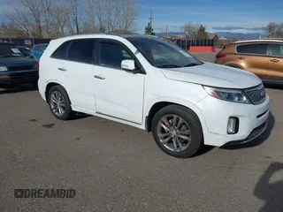 2014 Kia Sorento SX z VIN 5XYKW4A74EG495153, wystawiony jako IAAI lot #41856781 z przebiegiem 175 500 mil mil oraz . Historia ofert i sprzedaży dostępna na DreamBid. Obrazek 1.