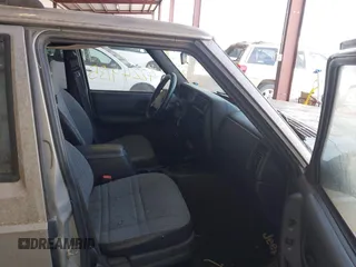 2000 Jeep Cherokee z VIN 1J4FF48S1YL273555, wystawiony jako IAAI lot #42249135 z przebiegiem 184 674 mil mil oraz . Historia ofert i sprzedaży dostępna na DreamBid. Obrazek 5.