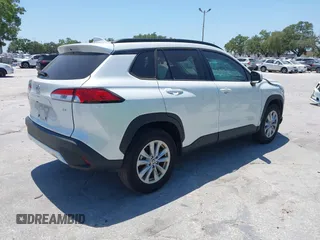 2022 Toyota Corolla Cross LE z VIN 7MUBAAAG5NV028801, wystawiony jako IAAI lot #42144175 z przebiegiem 22 715 mil mil oraz . Historia ofert i sprzedaży dostępna na DreamBid. Obrazek 4.