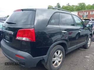 2011 Kia Sorento LX z VIN 5XYKTCA13BG022340, wystawiony jako IAAI lot #42338384 z przebiegiem 181 506 mil mil oraz . Historia ofert i sprzedaży dostępna na DreamBid. Obrazek 4.