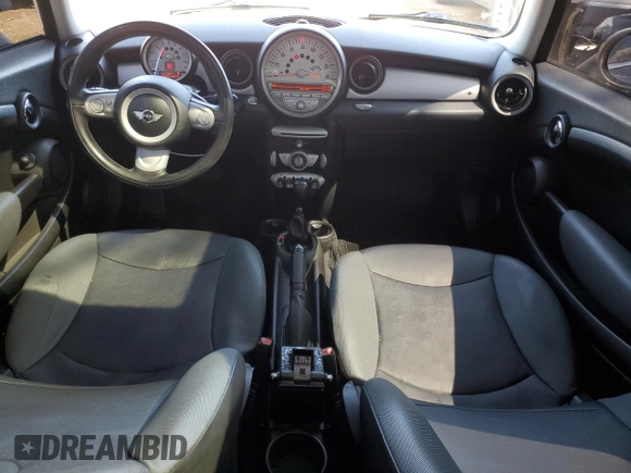 2010 MINI Clubman z VIN WMWML3C59ATX37695, wystawiony jako Copart lot #50553525 z przebiegiem 122 247 mil mil oraz Szkoda całkowita • Salvage title. Historia ofert i sprzedaży dostępna na DreamBid. Obrazek 8.