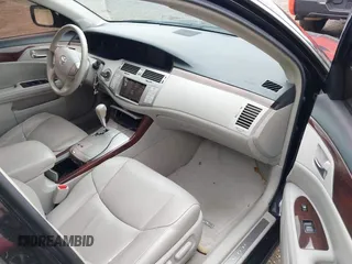 2008 Toyota Avalon XL z VIN 4T1BK36B98U322973, wystawiony jako IAAI lot #42293619 z przebiegiem 115 168 mil mil oraz . Historia ofert i sprzedaży dostępna na DreamBid. Obrazek 5.